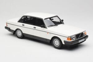 Volvo 240 GL Biały Minichamps 1:18 155171402 Metal — zdjęcie 4 z 6