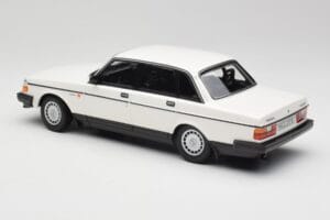 Volvo 240 GL Biały Minichamps 1:18 155171402 Metal — zdjęcie 5 z 6