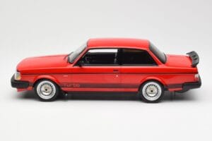 Volvo 240 Turbo Czerwony Custom IXO 1:18 18CMC177 Metal — zdjęcie 3 z 5