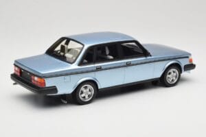 Volvo 244 Turbo Jasnoniebieski DNA 1:18 DNA000135 Metal — zdjęcie 2 z 6