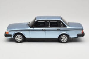 Volvo 244 Turbo Jasnoniebieski DNA 1:18 DNA000135 Metal — zdjęcie 3 z 6