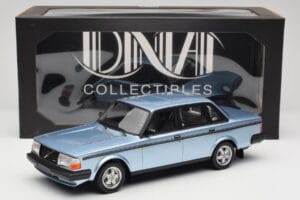 Volvo 244 Turbo Jasnoniebieski DNA 1:18 DNA000135 Metal — zdjęcie 6 z 6