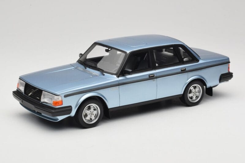 Volvo 244 Turbo Jasnoniebieski DNA 1:18 DNA000135 Metal