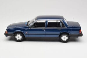 Volvo 740 GL Dark Blue Metallic Minichamps 1:18 155171701 Metal — zdjęcie 3 z 6