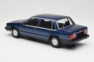 Volvo 740 GL Dark Blue Metallic Minichamps 1:18 155171701 Metal — zdjęcie 5 z 6