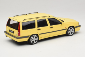 Volvo 850 T-5R Kombi Cream Yellow AUTOart 1:18 79506 Metal — zdjęcie 3 z 8