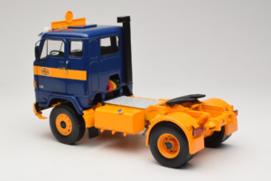 Volvo F88 Ciemny Niebieski Żółty MCG 1:18 MCG18140 Metal — zdjęcie 7 z 8