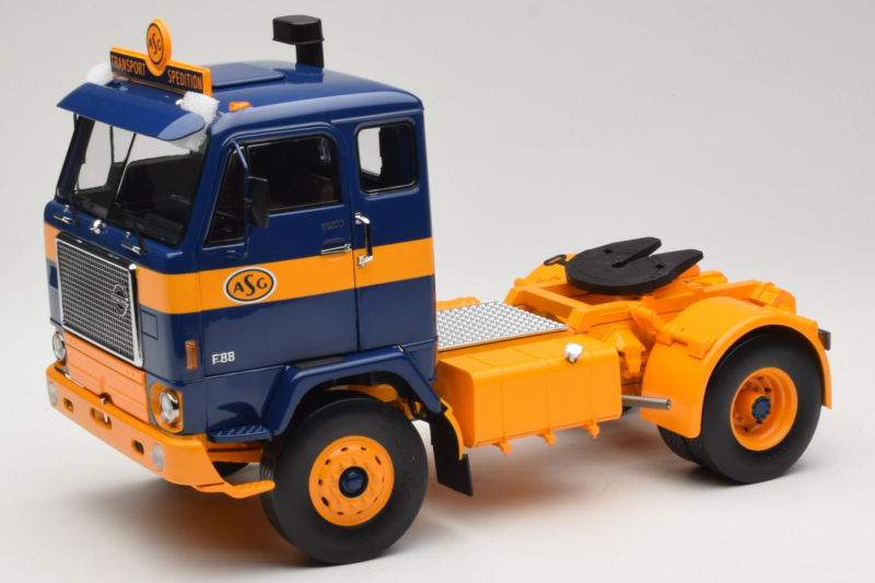 Volvo F88 Ciemny Niebieski Żółty MCG 1:18 MCG18140 Metal
