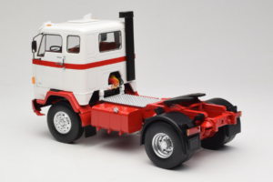 Volvo F88 Biały Czerwony MCG 1:18 MCG18141 Metal — zdjęcie 7 z 8