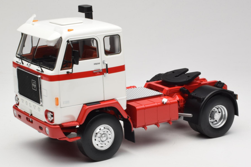 Volvo F88 Biały Czerwony MCG 1:18 MCG18141 Metal