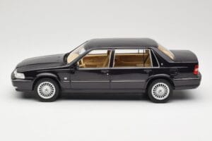 Volvo S90 Royal Violet DNA 1:18 DNA000089 Metal — zdjęcie 3 z 6