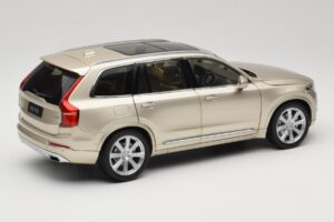 Volvo XC90 Luminous Sand Yellow Paudi Model 1:18 9430841 Metal — zdjęcie 3 z 8
