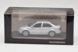 Volkswagen Bora Reflex Srebrny Minichamps 1:43 81982223S Metal — zdjęcie 4 z 4