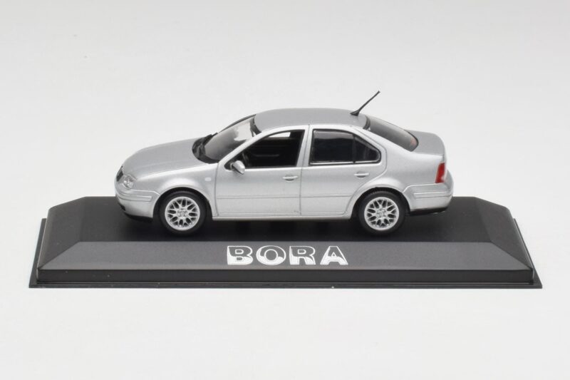 Volkswagen Bora Reflex Srebrny Minichamps 1:43 81982223S Metal