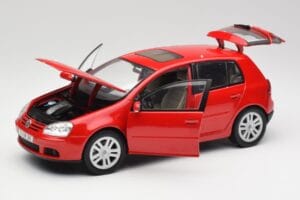 Volkswagen Golf Mk5 4-Door Tornado Czerwony Bburago 1:18 GOLF001 Metal — zdjęcie 2 z 8