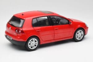 Volkswagen Golf Mk5 4-Door Tornado Czerwony Bburago 1:18 GOLF001 Metal — zdjęcie 3 z 8