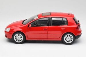 Volkswagen Golf Mk5 4-Door Tornado Czerwony Bburago 1:18 GOLF001 Metal — zdjęcie 4 z 8