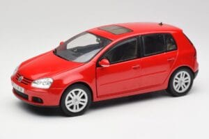 Volkswagen Golf Mk5 4-Door Tornado Czerwony Bburago 1:18 GOLF001 Metal