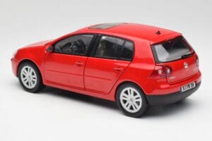 Volkswagen Golf Mk5 4-Door Tornado Czerwony Bburago 1:18 GOLF001 Metal — zdjęcie 7 z 8