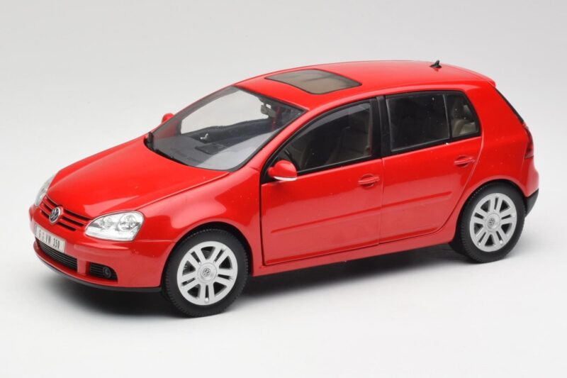 Volkswagen Golf Mk5 4-Door Tornado Czerwony Bburago 1:18 GOLF001 Metal