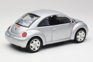 Volkswagen New Beetle Reflex Srebrny Metaliczny Bburago 1:18 3322 Metal — zdjęcie 3 z 8
