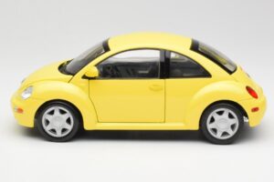 Volkswagen New Beetle Żółty Maisto 1:18 37800-M4 Metal — zdjęcie 4 z 8