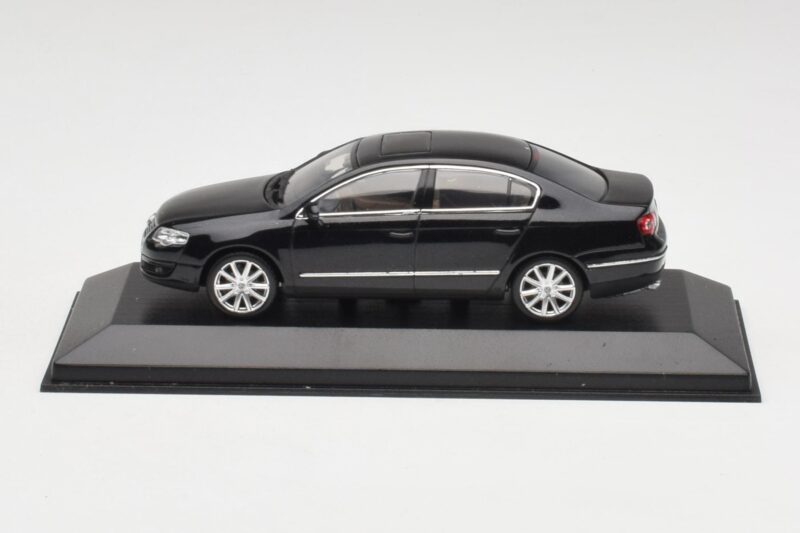 Volkswagen Passat B6 Sedan Shadow Niebieski Metallic Minichamps 1:43 PASSAT001 Metal