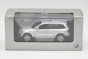 Volkswagen Touareg Reflex Srebrny Minichamps 1:43 68625 Metal — zdjęcie 4 z 4