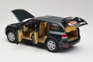 Volkswagen Touareg V10 TDI Reed Green Metallic Bburago 1:18 34911 Metal — zdjęcie 5 z 8