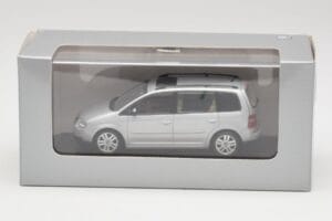 Volkswagen Touran Reflex Srebrny Minichamps 1:43 TOURAN001 Metal — zdjęcie 4 z 4