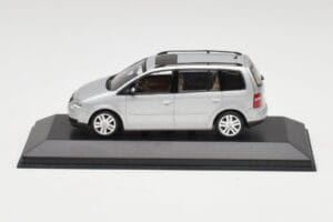 Volkswagen Touran Reflex Srebrny Minichamps 1:43 TOURAN001 Metal