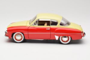 Wartburg 311 Coupe Czerwony & Beige Revell 1:18 08418 Metal — zdjęcie 4 z 8