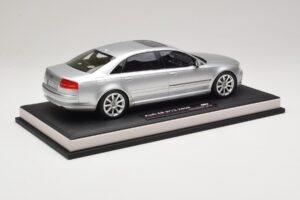 Audi A8 D3 W12 Ice Silver Metallic MotorHelix 1:18 MH030ISM Żywica — zdjęcie 3 z 7