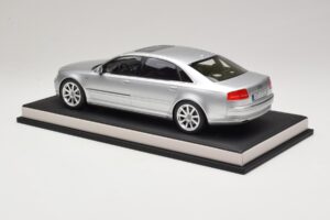 Audi A8 D3 W12 Ice Silver Metallic MotorHelix 1:18 MH030ISM Żywica — zdjęcie 5 z 7