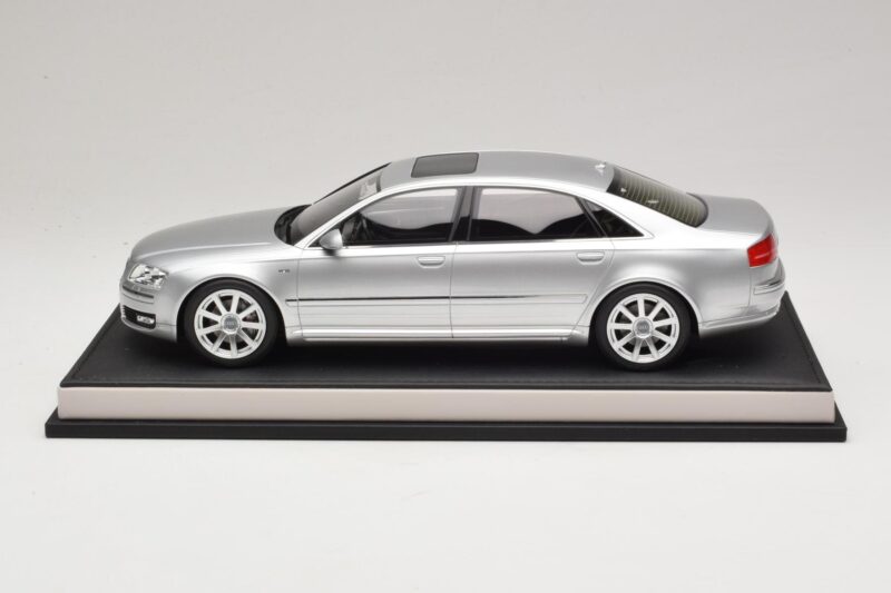 Audi A8 D3 W12 Ice Silver Metallic MotorHelix 1:18 MH030ISM Żywica
