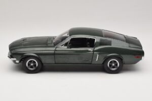 Ford Mustang GT Bullitt z Figurką Steve'a McQueena Greenlight 1:18 12885 Metal — zdjęcie 4 z 8