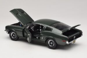 Ford Mustang GT Bullitt z Figurką Steve'a McQueena Greenlight 1:18 12885 Metal — zdjęcie 5 z 8