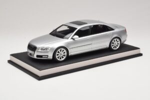 Audi A8 D3 W12 Ice Silver Metallic MotorHelix 1:18 MH030ISM Żywica — zdjęcie 2 z 7