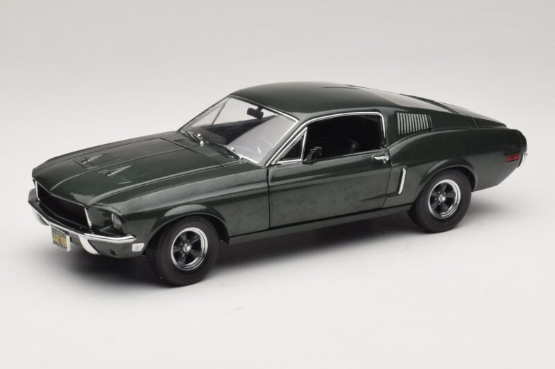 Ford Mustang GT Bullitt z Figurką Steve'a McQueena Greenlight 1:18 12885 Metal