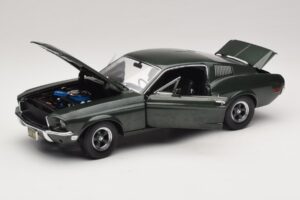 Ford Mustang GT Bullitt z Figurką Steve'a McQueena Greenlight 1:18 12885 Metal — zdjęcie 2 z 8