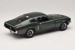 Ford Mustang GT Bullitt z Figurką Steve'a McQueena Greenlight 1:18 12885 Metal — zdjęcie 3 z 8