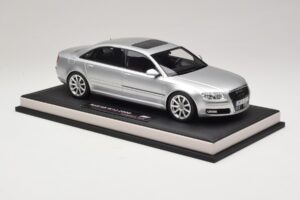 Audi A8 D3 W12 Ice Silver Metallic MotorHelix 1:18 MH030ISM Żywica — zdjęcie 4 z 7