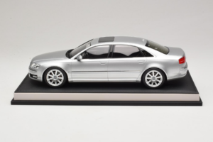 Audi A8 D3 W12 Ice Silver Metallic MotorHelix 1:18 MH030ISM Żywica
