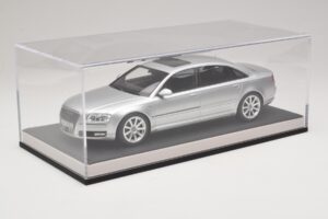 Audi A8 D3 W12 Ice Silver Metallic MotorHelix 1:18 MH030ISM Żywica — zdjęcie 6 z 7