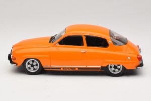 Saab 96 V4 Pomarańczowy MCG 1:18 MCG18654 Metal — zdjęcie 3 z 6