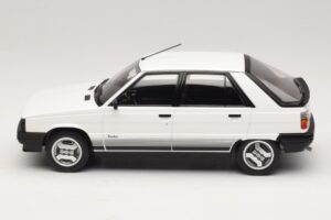 Renault 11 Turbo Biały MCG 1:18 MCG18589 Metal — zdjęcie 3 z 6
