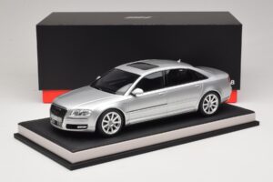 Audi A8 D3 W12 Ice Silver Metallic MotorHelix 1:18 MH030ISM Żywica — zdjęcie 7 z 7