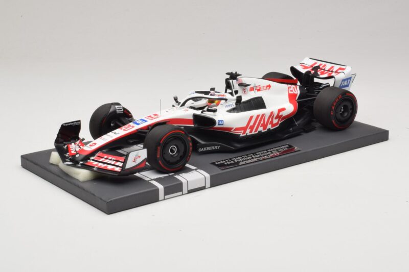 Haas VF-22 K. Magnussen Pole Position Brazilian GP 2022 Minichamps 1:18 117222120 Żywica
