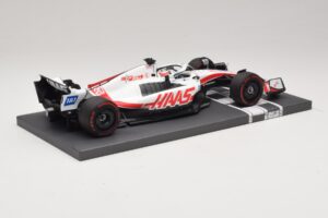 Haas VF-22 K. Magnussen Pole Position Brazilian GP 2022 Minichamps 1:18 117222120 Żywica — zdjęcie 2 z 7