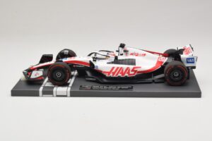 Haas VF-22 K. Magnussen Pole Position Brazilian GP 2022 Minichamps 1:18 117222120 Żywica — zdjęcie 3 z 7